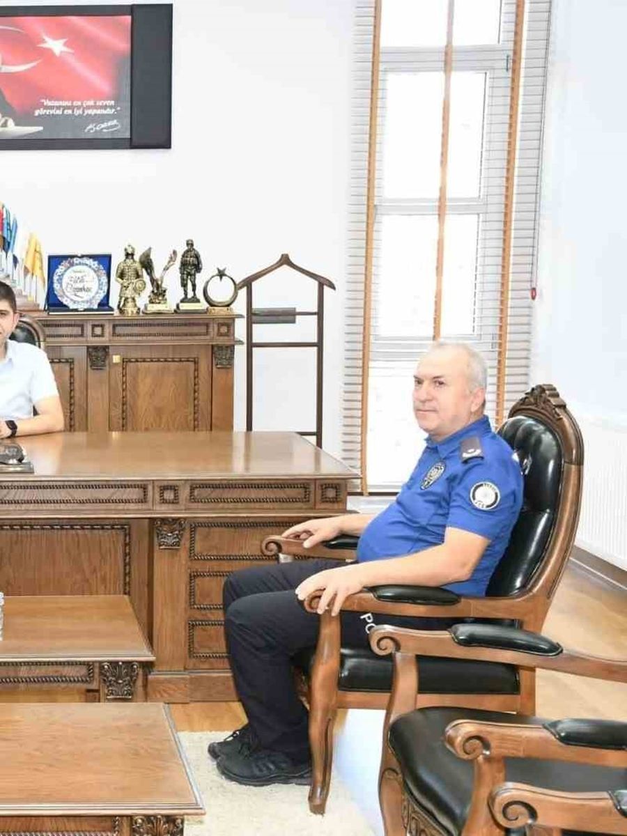 SELÇUK KAYMAKAMI OĞUZ ALP ÇAĞLAR (SOLDA), YENER’E SELÇUK’TA GÖREV YAPTIĞI SÜRE BOYUNCA GÖSTERDİĞİ ÖZVERİLİ VE BAŞARILI ÇALIŞMALAR NEDENİYLE TEŞEKKÜR EDEREK BAŞARI PLAKETİ TAKDİM ETTİ.