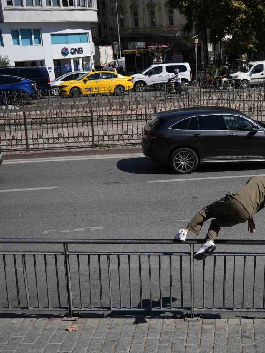 Yayaların bariyerlerle imtihanı: Alt geçit var, kısa yol yok