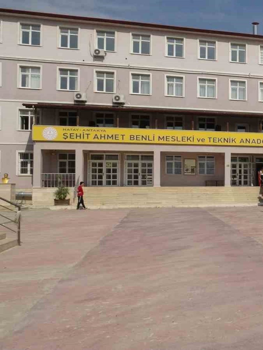 Hastanede tedavi gördüğü yatağından kalktı, kızına destek olmak için sınav merkezine gitti