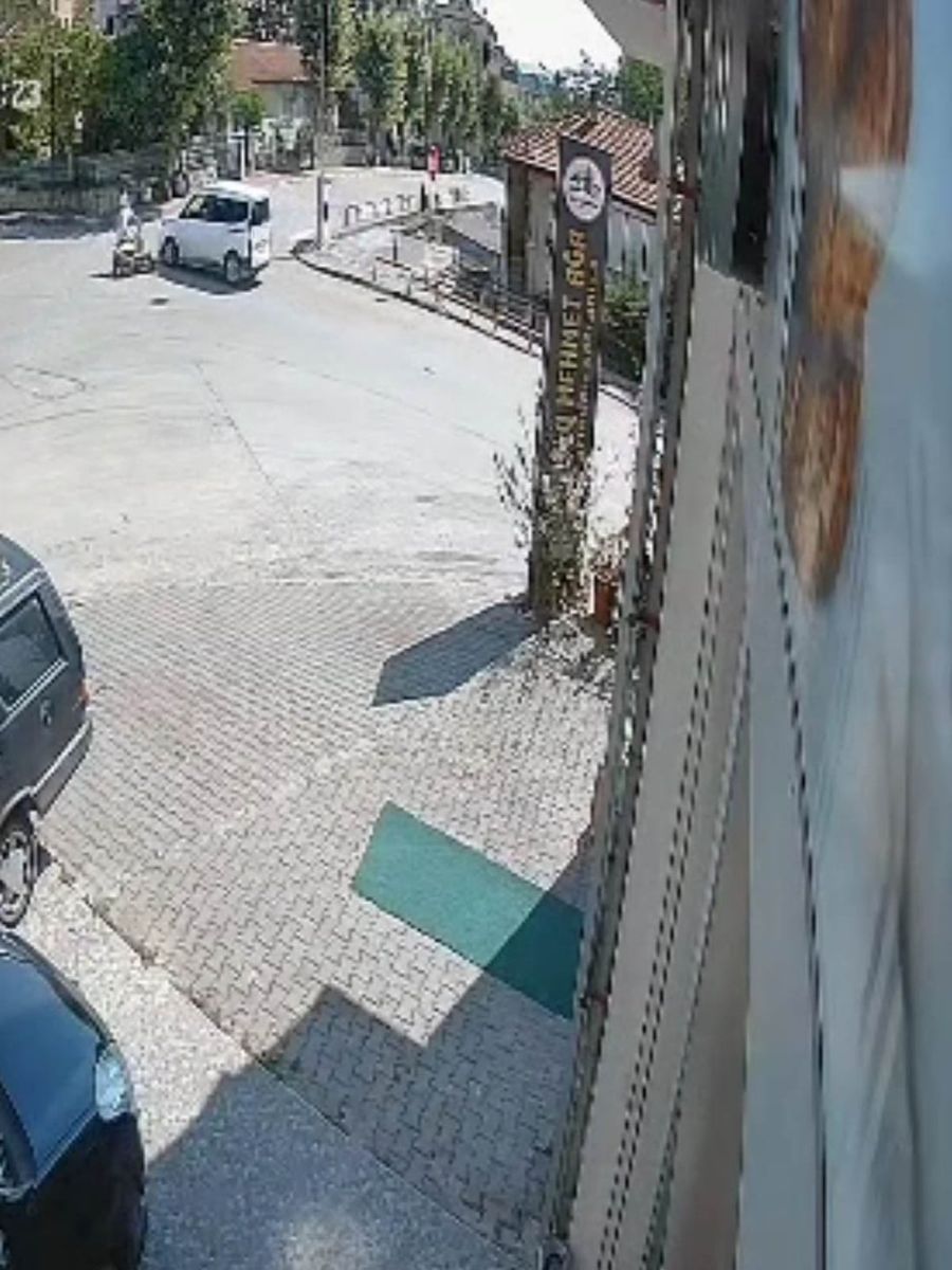 Hafif ticari araç, yolcu otobüsünün önüne savruldu