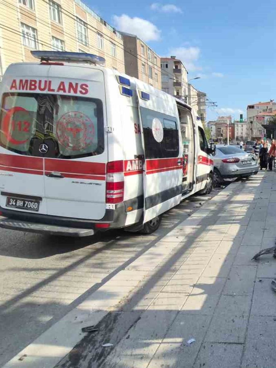 Direksiyon hakimiyetini kaybetti, karşı şeritteki iki otomobile çarptı: 1 ölü, 7 yaralı