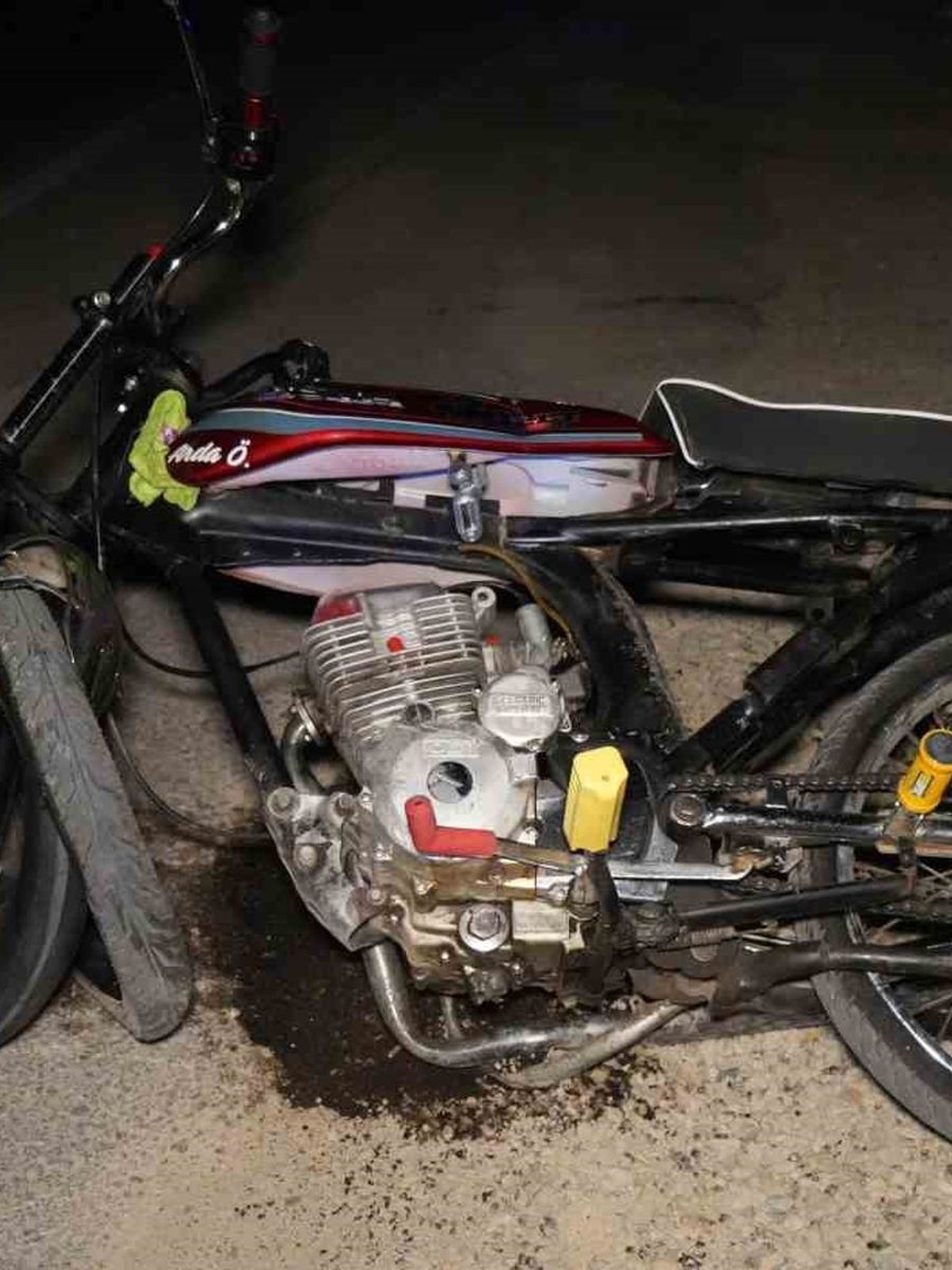 Trafik levhasına çarpan motosiklet hurdaya döndü: 1’i ağır 2 yaralı
