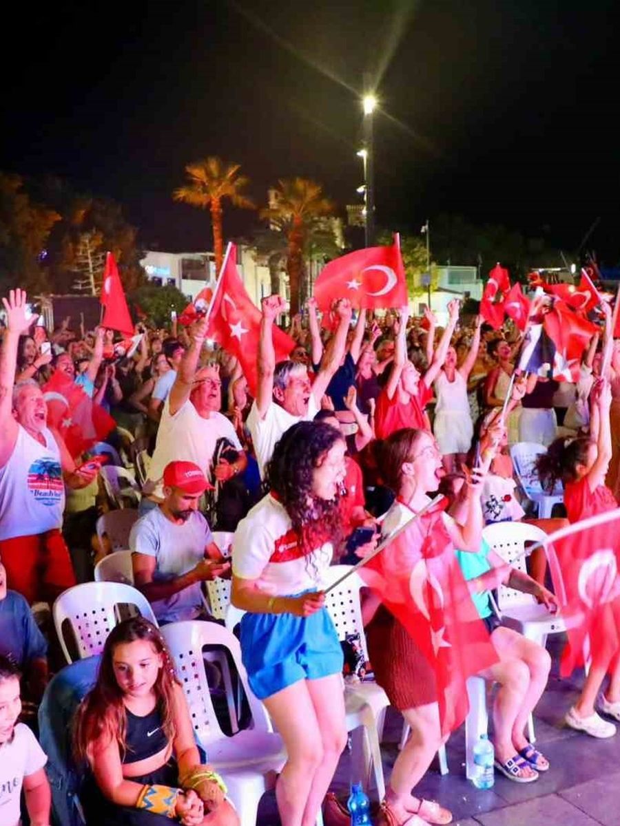 Millilerin Avrupa şampiyonluğu coşkusu gökyüzüne taşındı