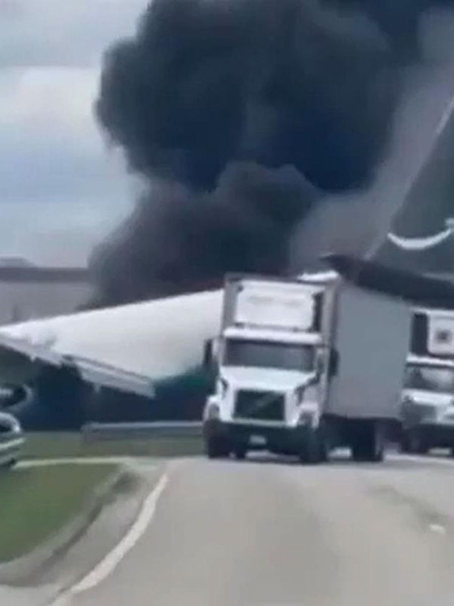 Miami’de kargo uçağı havalimanına iniş sırasında pistten çıktı