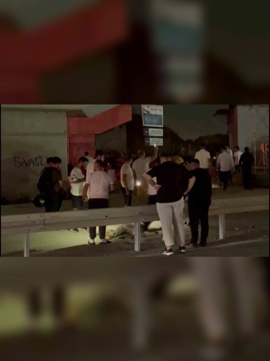 Direksiyon hakimiyetini kaybetti, karşı şeritteki iki otomobile böyle çarptı: 1 ölü, 7 yaralı