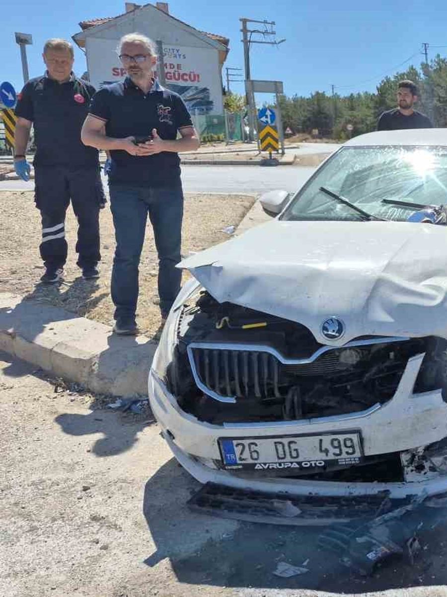 Otomobille traktör çarpıştı: 2 yaralı