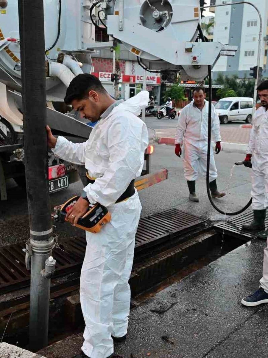 Kepez’de vatandaşın çevreyi kirletirken görüntülediği beton mikserine 200 bin TL idari para cezası uyguladı