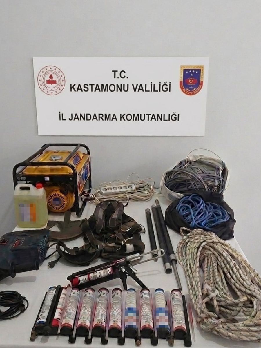 Jandarmadan kaçak kazı operasyonu: 4 şüpheli suçüstü yakalandı