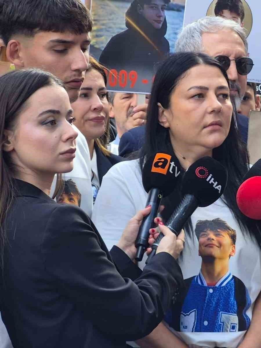 İstanbul’un Güngören ilçesinde bıçaklanan 17 yaşındaki Atlas Çağlayan’ın ölümüne ilişkin davada mahkeme, adli süreçteki çocuk E.Ç.’nin çocuğa karşı kasten öldürme’, ’6136 sayılı yasaya muhalefet etme’ ile ’zincirleme şekilde silahla tehdit’ suçlarından toplam 18 yıl 10 ay hapis cezasına çarptırıldı.