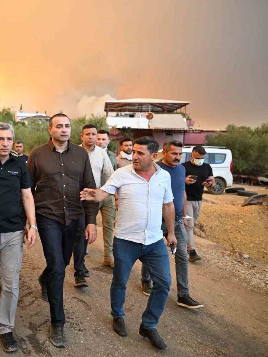 Kumluca’daki orman yangınında 10 ev zarar gördü, karadan müdahale devam ediyor