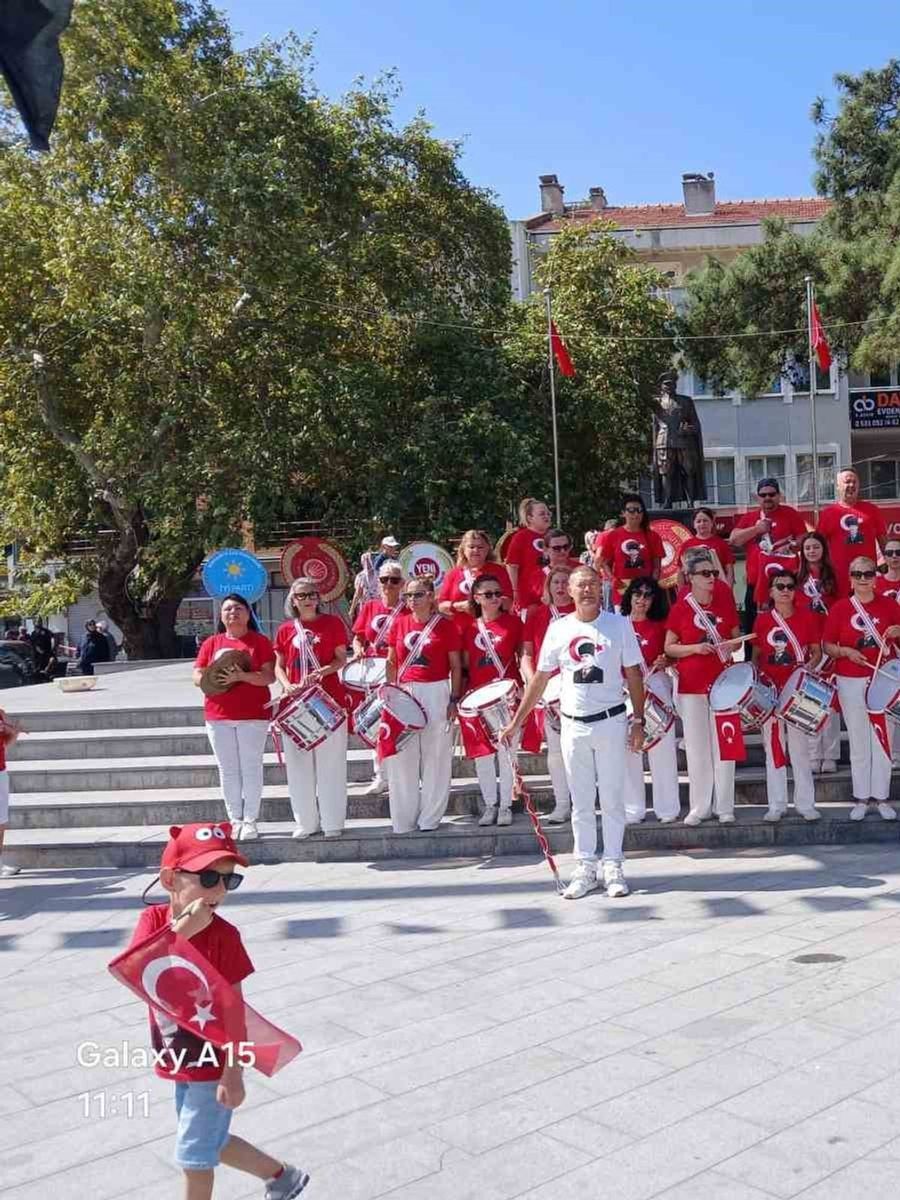 Burhaniye’de Özgür Kanatlar Halk Bandosu’ndan Kurtuluş Günü’ne damga vuran gösteri