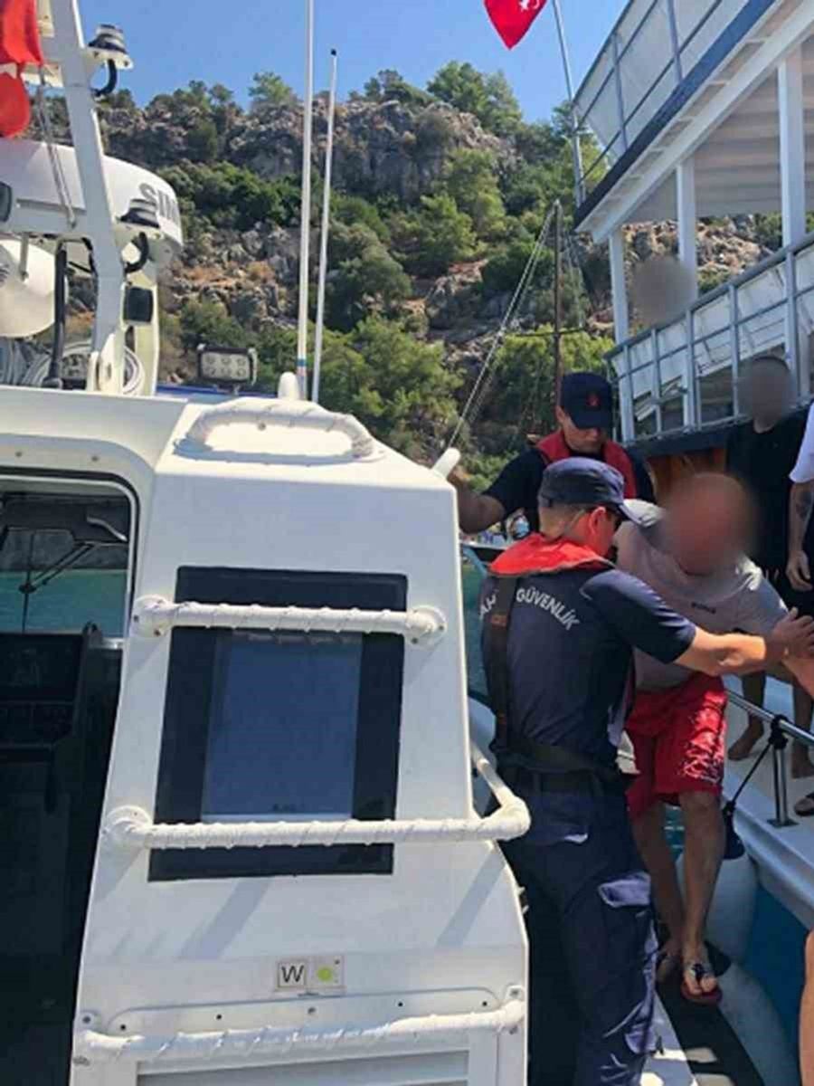 Gezi teknesinde yaralanan bebek için Sahil Güvenlikten tıbbi tahliyesi yapıldı