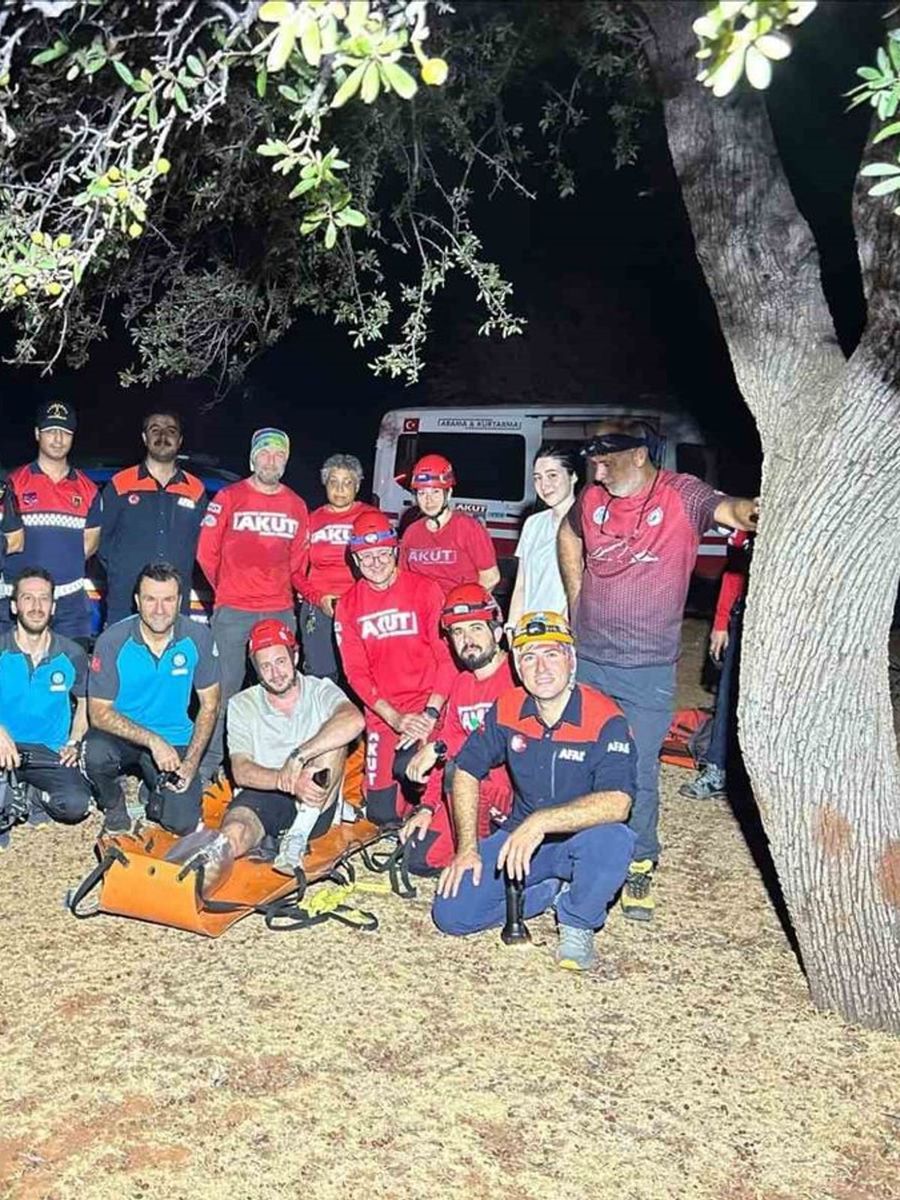 Derede mahsur kalan çocuğu itfaiye ekipleri kurtardı