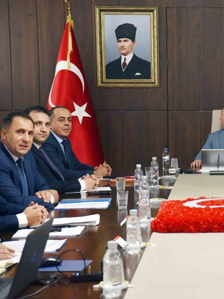 Van’da öğretmenler okulun yükünü birlikte omuzladı
