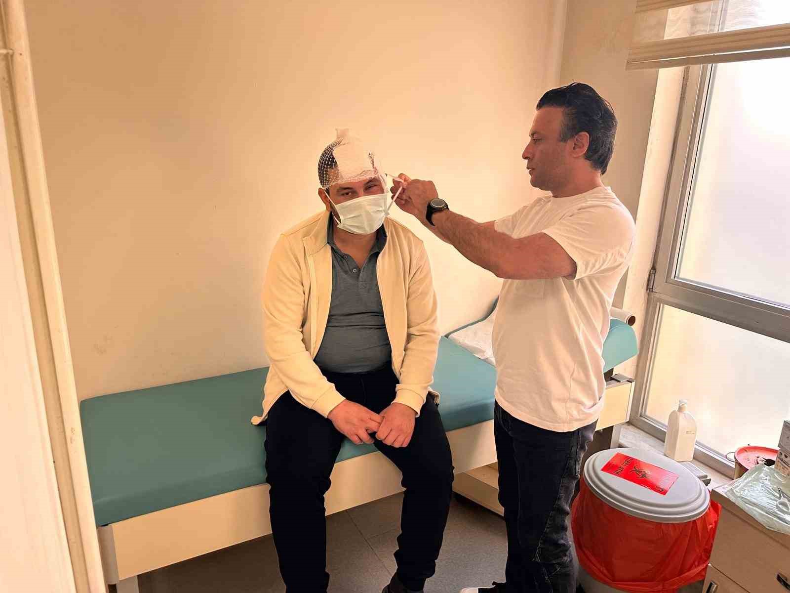 MUŞ’TA BEYİN KANAMASI GEÇİREN 32 YAŞINDAKİ FARUK AKDENİZ, ACİL OLARAK ALINDIĞI AMELİYATIN ARDINDAN SAĞLIĞINA KAVUŞARAK 6 GÜN SONRA TABURCU EDİLDİ.