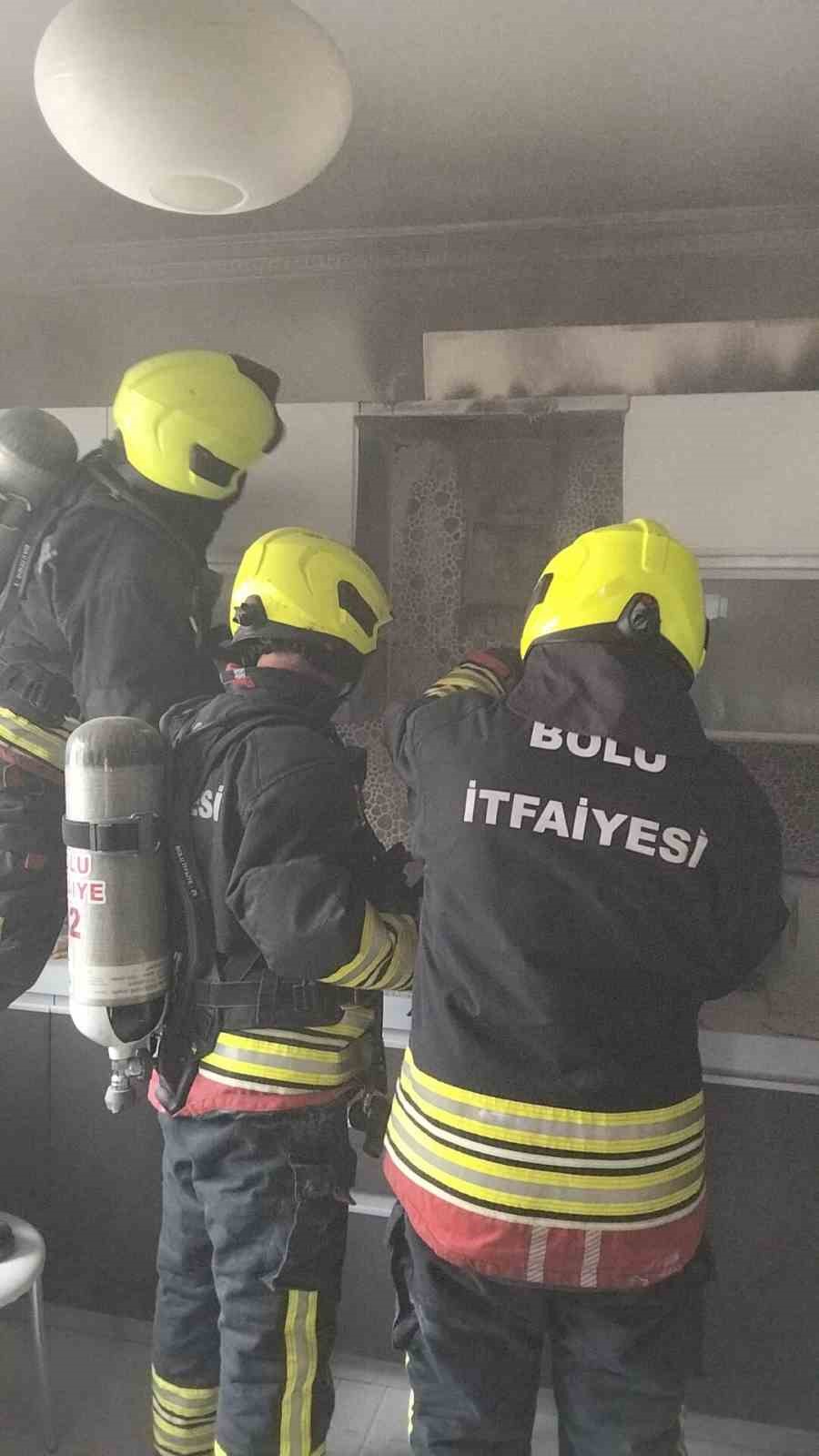 BOLU’DA BİR EVİN MUTFAĞINDA ALEV ALAN ASPİRATÖR, İTFAİYE EKİPLERİNCE SÖNDÜRÜLEREK BİNA DIŞINA ÇIKARILDI.