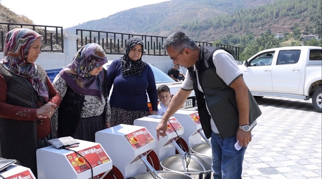 ANTAKYA’NIN TAHTAKÖPRÜ MAHALLESİ’NDE ORKÖY KAPSAMINDA 67 AİLEYE DESTEK SAĞLANIRKEN, ÇEŞİTLİ TARIMSAL VE ÜRETİM MAKİNELERİ TESLİM EDİLDİ.