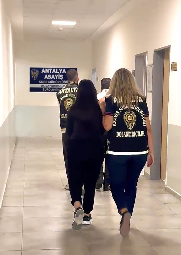ANTALYA'DA KENDİSİNİ TELEFONDA POLİS OLARAK TANITARAK YAKLAŞIK 7 MİLYON LİRA DEĞERİNDEKİ DÖVİZ VE ZİYNET EŞYASINI ALAN ŞÜPHELİLERE YÖNELİK OPERASYONDA 3 KİŞİ YAKALANDI. ŞÜPHELİLERDEN 1'İ TUTUKLANDI.