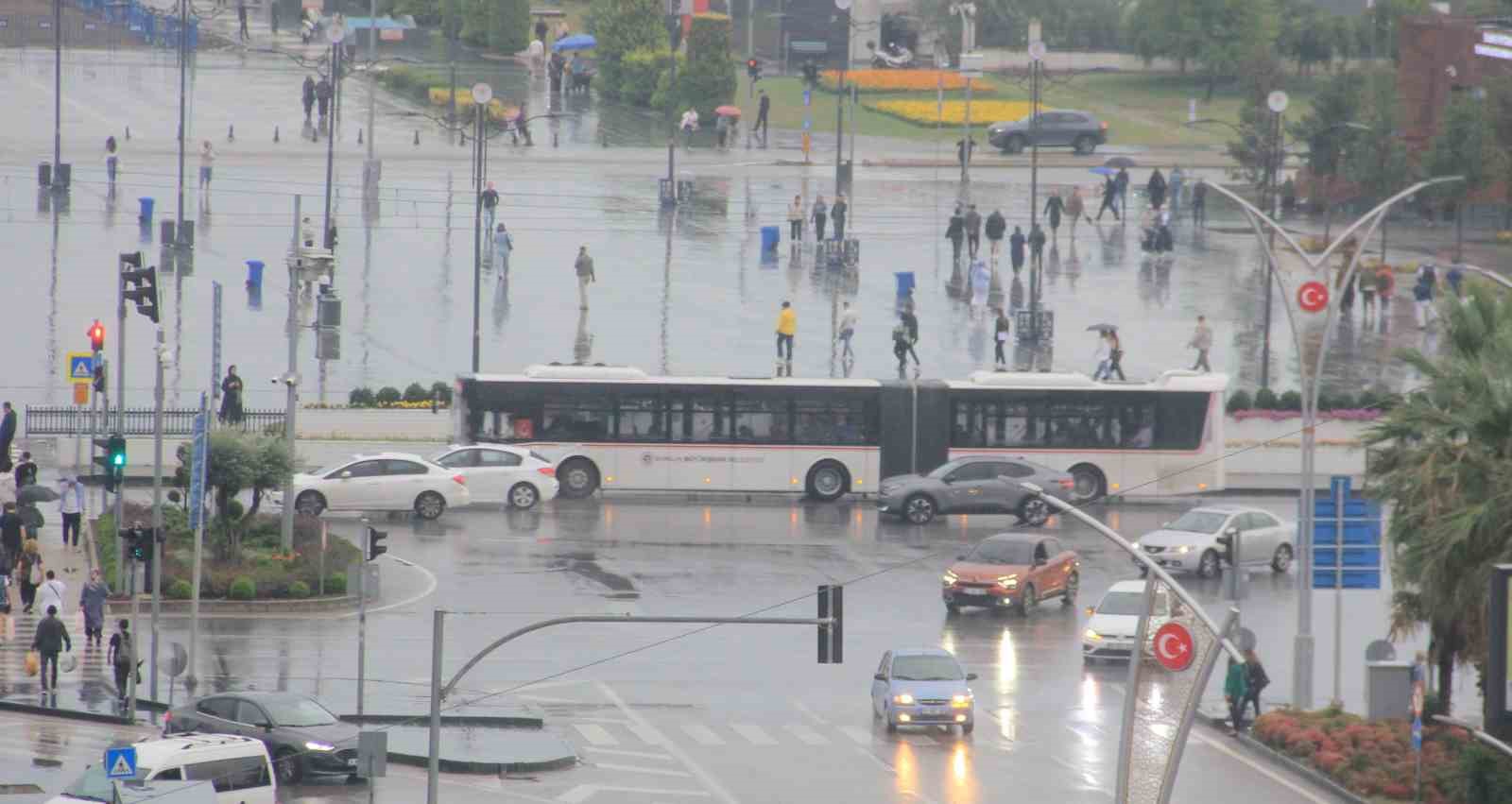 SAMSUN'DA TRAFİĞE KAYITLI MOTORLU KARA TAŞITI SAYISI, 2026 YILI AĞUSTOS AYI SONUNDA BİR ÖNCEKİ YILIN AYNI AYINA GÖRE 36 BİN 139 ARTARAK 558 BİN 937'YE ULAŞTI.