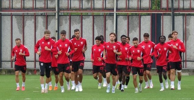 TÜRKİYE’DE YAZ TRANSFER SEZONU BU GECE SONA ERECEK. SAMSUNSPOR’DA İSE TRANSFERİN SON GÜNÜNDE HAREKETLİ ANLAR YAŞANIYOR. KIRMIZI-BEYAZLI EKİP, 2’Sİ YABANCI OLMAK ÜZERE TOPLAM 8 FUTBOLCUSU İLE KİRALIK OLARAK YOLLARINI AYIRDI.