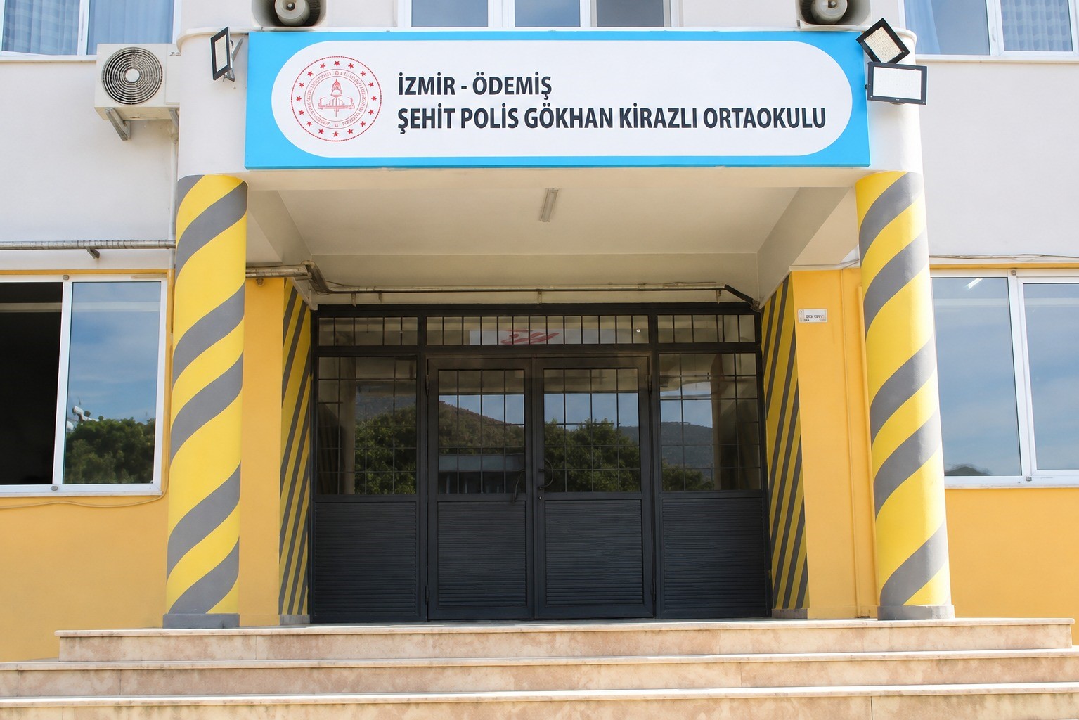 ŞEHİT POLİS GÖKHAN KİRAZLI’NIN İSMİNİN İSE İLÇEYE KAZANDIRILACAK YENİ MESLEKİ EĞİTİM MERKEZİ’NDE YAŞATILACAĞI AÇIKLANDI.