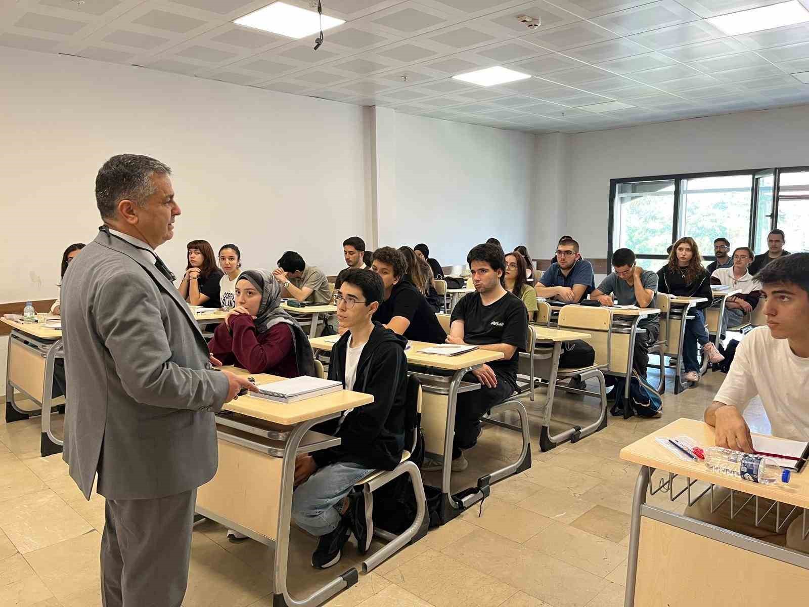 SİVAS HALK EĞİTİMİ MERKEZİ MÜDÜRLÜĞÜ TARAFINDAN ÜNİVERSİTE SINAVINA HAZIRLANAN MEZUN ÖĞRENCİLERE YÖNELİK DÜZENLENEN DESTEKLEME VE YETİŞTİRME KURSLARI (DYK) YENİ DÖNEMDE BAŞLADI.