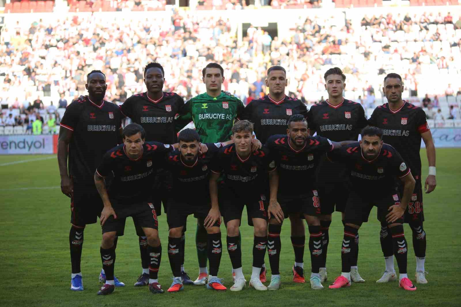 SİVASSPOR’DA UĞUR ÇİFTÇİ, MUSAH MOHAMMED, REY MANAJ VE ARDA ERDURSUN’UN SAKATLIKLARIYLA İLGİLİ SAĞLIK RAPORU AÇIKLANDI. KULÜPTEN YAPILAN AÇIKLAMADA, DÖRT FUTBOLCUNUN DA TEDAVİ VE REHABİLİTASYON SÜREÇLERİNE BAŞLANDIĞI BİLDİRİLDİ.