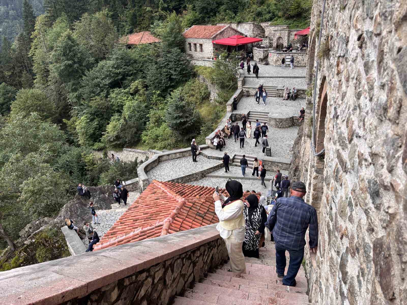 TRABZON'UN MAÇKA İLÇESİNDEKİ TARİHİ SÜMELA MANASTIRI, 8,5 AYDA 520 BİN ZİYARETÇİYİ AĞIRLADI.