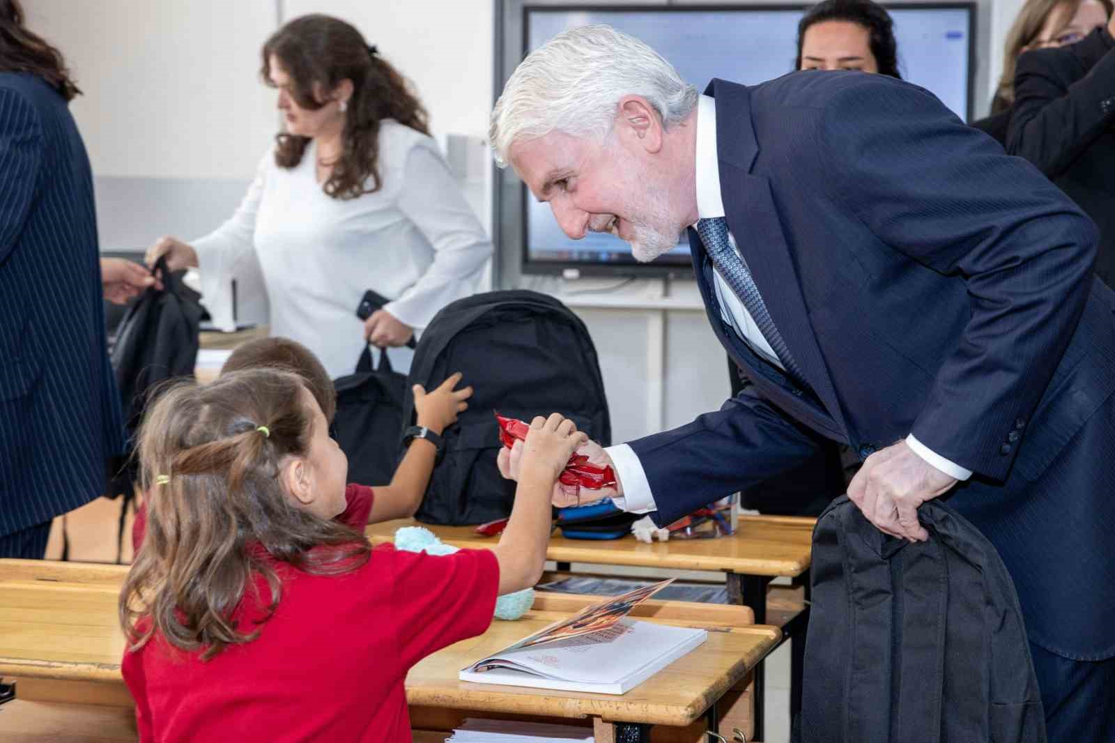 TÜRKİYE’NİN HAVACILIK MOTORLARINDAKİ LİDER ŞİRKETİ TEI, EĞİTİM ALANINDA YÜRÜTTÜĞÜ SOSYAL SORUMLULUK ÇALIŞMALARINA BİR YENİSİNİ DAHA EKLEYEREK ESKİŞEHİR’İN MAHMUDİYE İLÇESİNDE EĞİTİM GÖREN 800'ÜN ÜZERİNDE İLKOKUL VE ORTAOKUL ÖĞRENCİSİNE YENİ EĞİTİM-ÖĞRETİM YILINDA KIRTASİYE MALZEMESİ DESTEĞİNDE BULUN