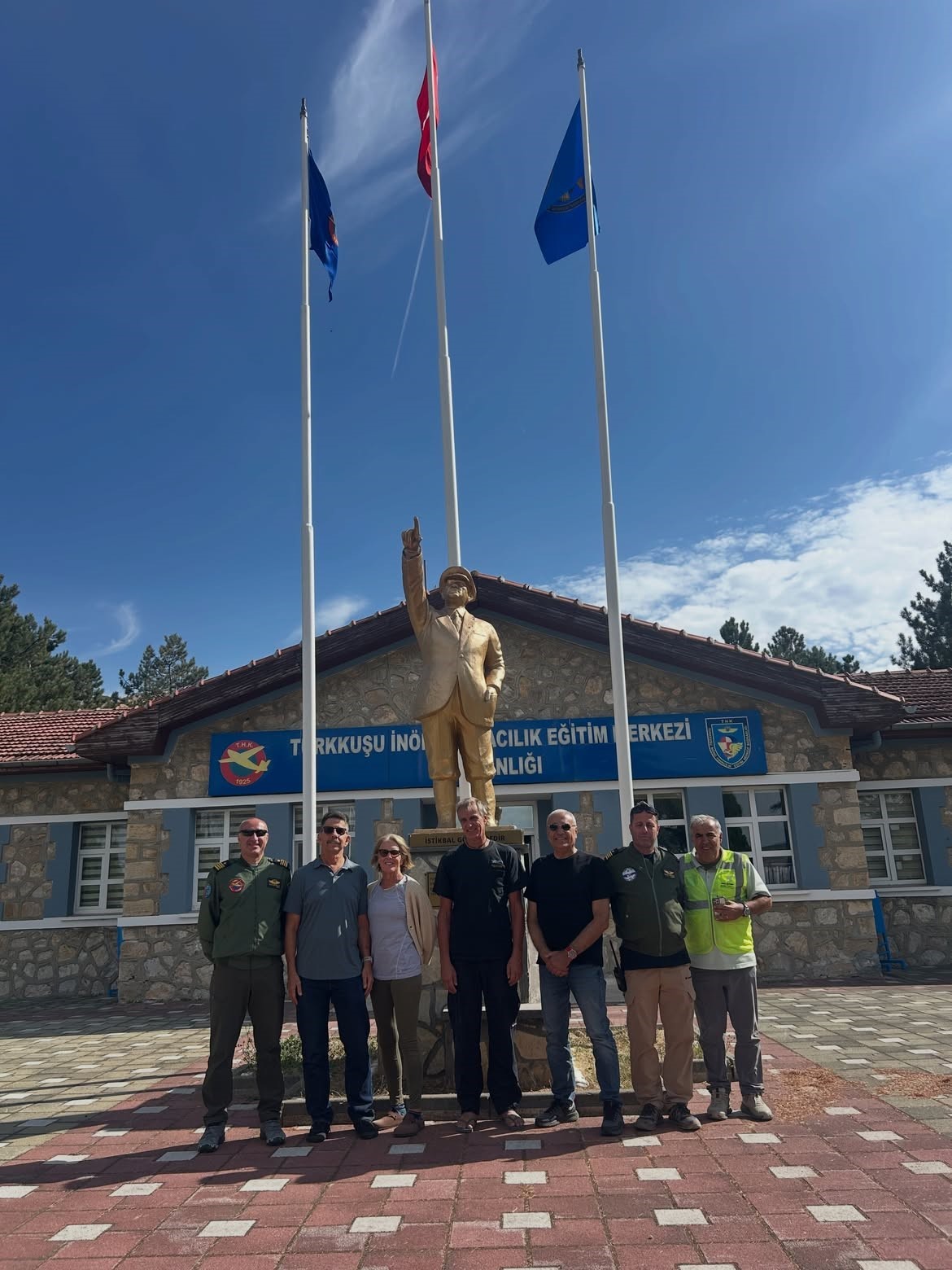 TÜRK HAVACILIK TARİHİNİN ÖNCÜ İSİMLERİNDEN VECİHİ HÜRKUŞ’UN TORUNU LEE VECİHİ MAXSON İLE AKROBASİ PİLOTU ALİ İSMET ÖZTÜRK, TÜRK HAVA KURUMU’NU (THK) ZİYARET ETTİ.