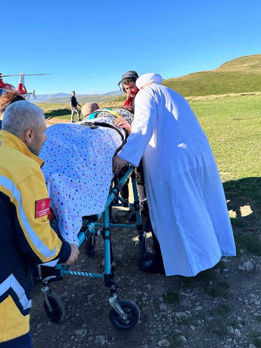 Trabzon’daki Eğrisu Yaylası’nda düşerek yaralanan hasta, ambulans uçakla Kanuni Eğitim ve Araştırma Hastanesi’ne getirildi