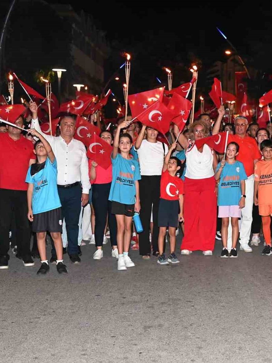 Kemer’de 30 Ağustos fener alayı coşkusu