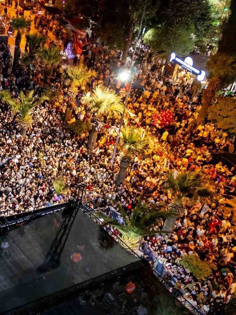 Turgutlu’da binlerce kişi Ece Mumay’la coştu