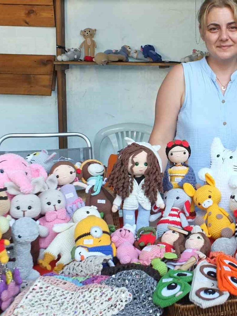 Burhaniye’de Dilek hanımın örgü bebekleri ilgi gördü