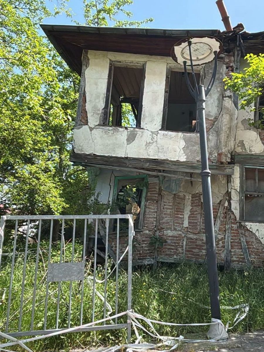 Gölcük’te 2 metruk bina daha yıkıldı