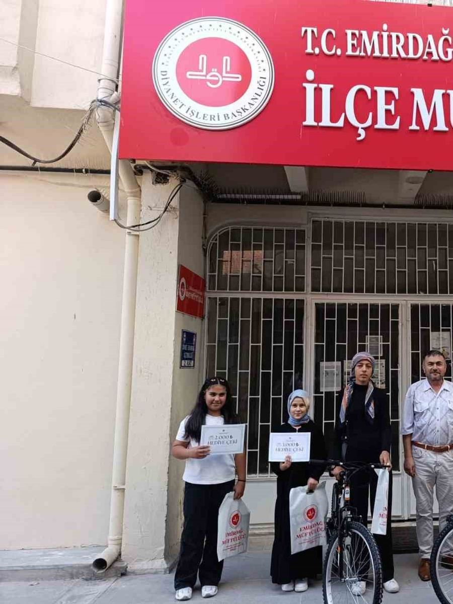 Emirdağ’da ‘Camiler Arası Bilgi Yarışması’nda dereceye giren öğrenciler ödüllendirildi
