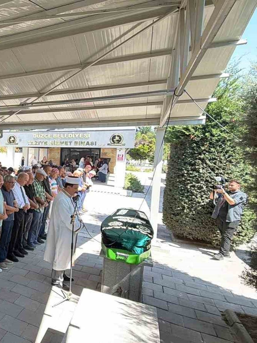 Düzceli gazetecinin annesi son yolculuğuna uğurlandı