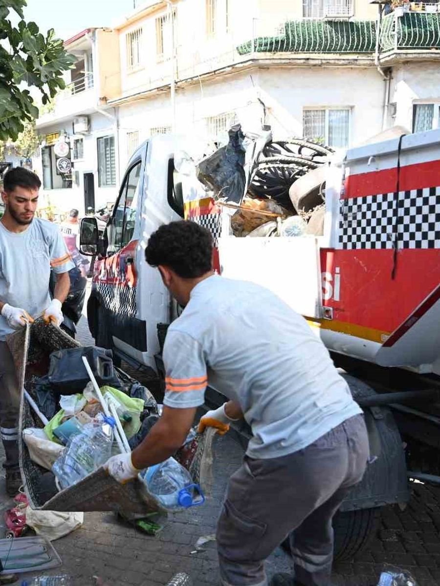 Kuşadası’nda sokağa hurda ve atık bırakanlara zabıta müdahalesi