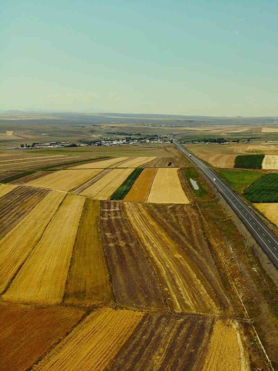 Kars’ta tarım arazileri havadan görüntülendi: Tarlalar halı ve kilim desenlerini aratmadı