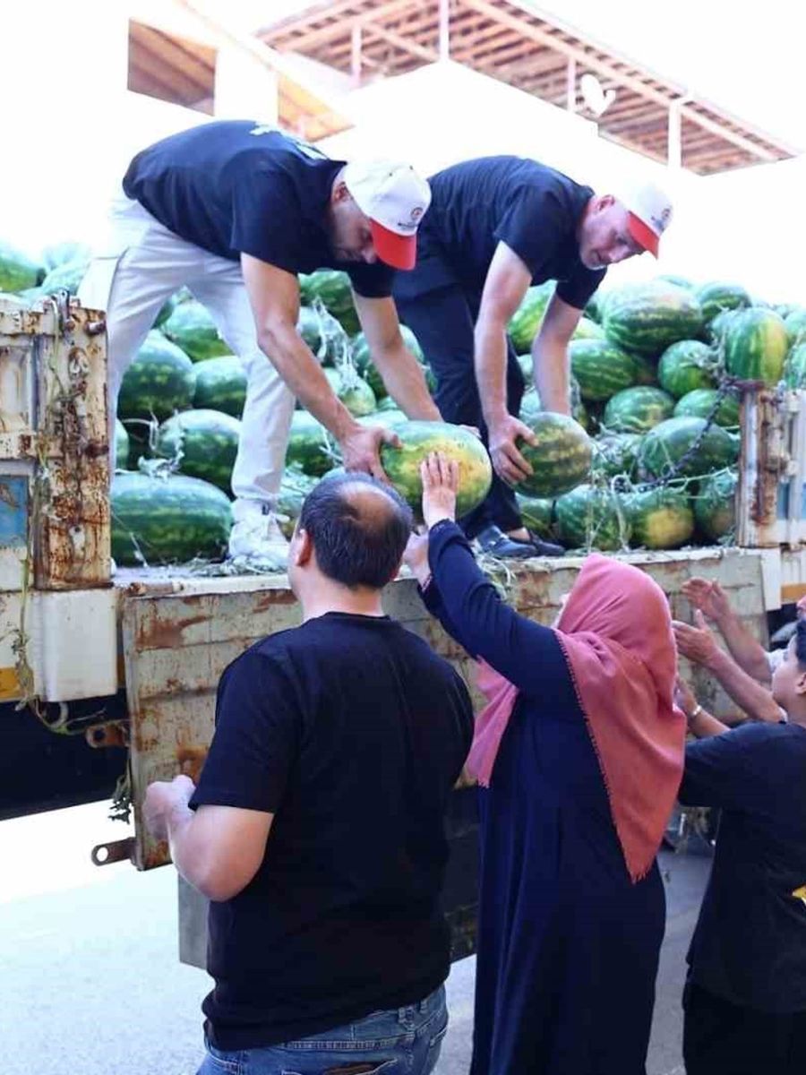 Üreticinin karpuzu Büyükşehir eliyle ihtiyaç sahibine ulaştırılıyor