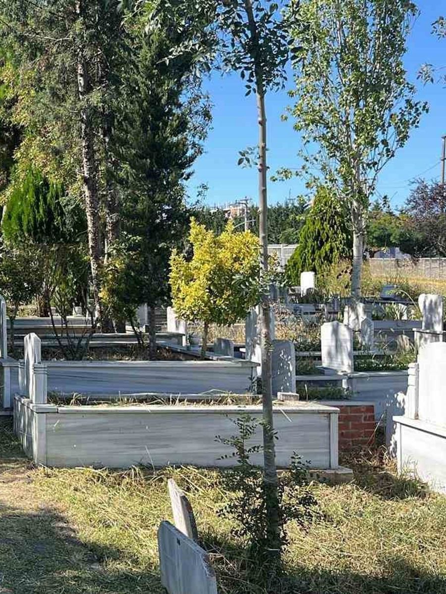Gebze mezarlıklarında yabani ot temizliği