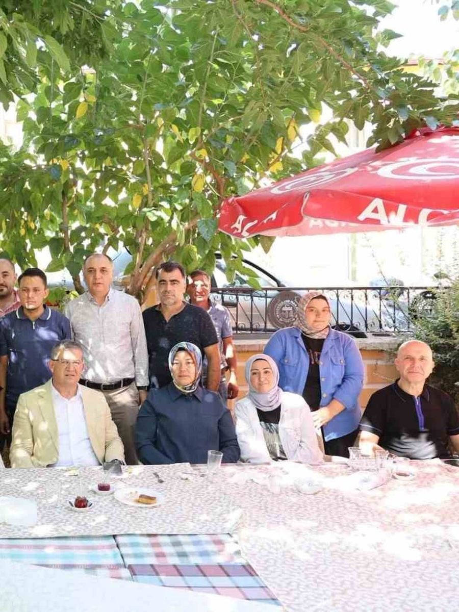 Başkan Subaşıoğlu, AK Parti’ye katılan 15 kişiye rozet taktı