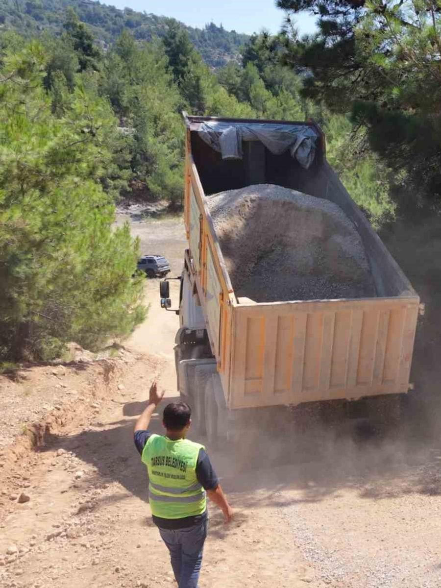 Tarsus’un kırsal mahallelerinde ulaşım için yol mesaisi