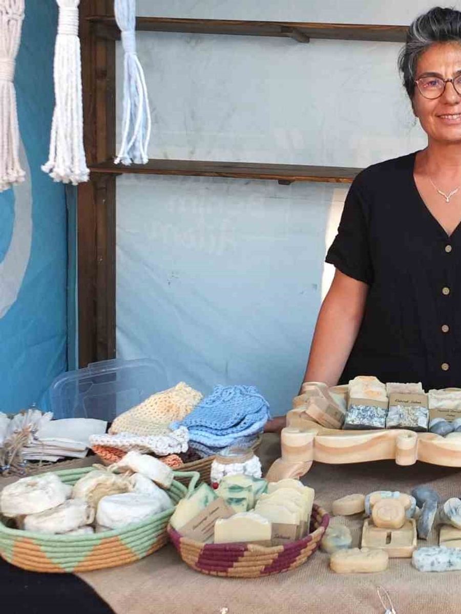 Burhaniye’de makine teknikeri Belma hanımın el yapımı sabunları ilgi gördü