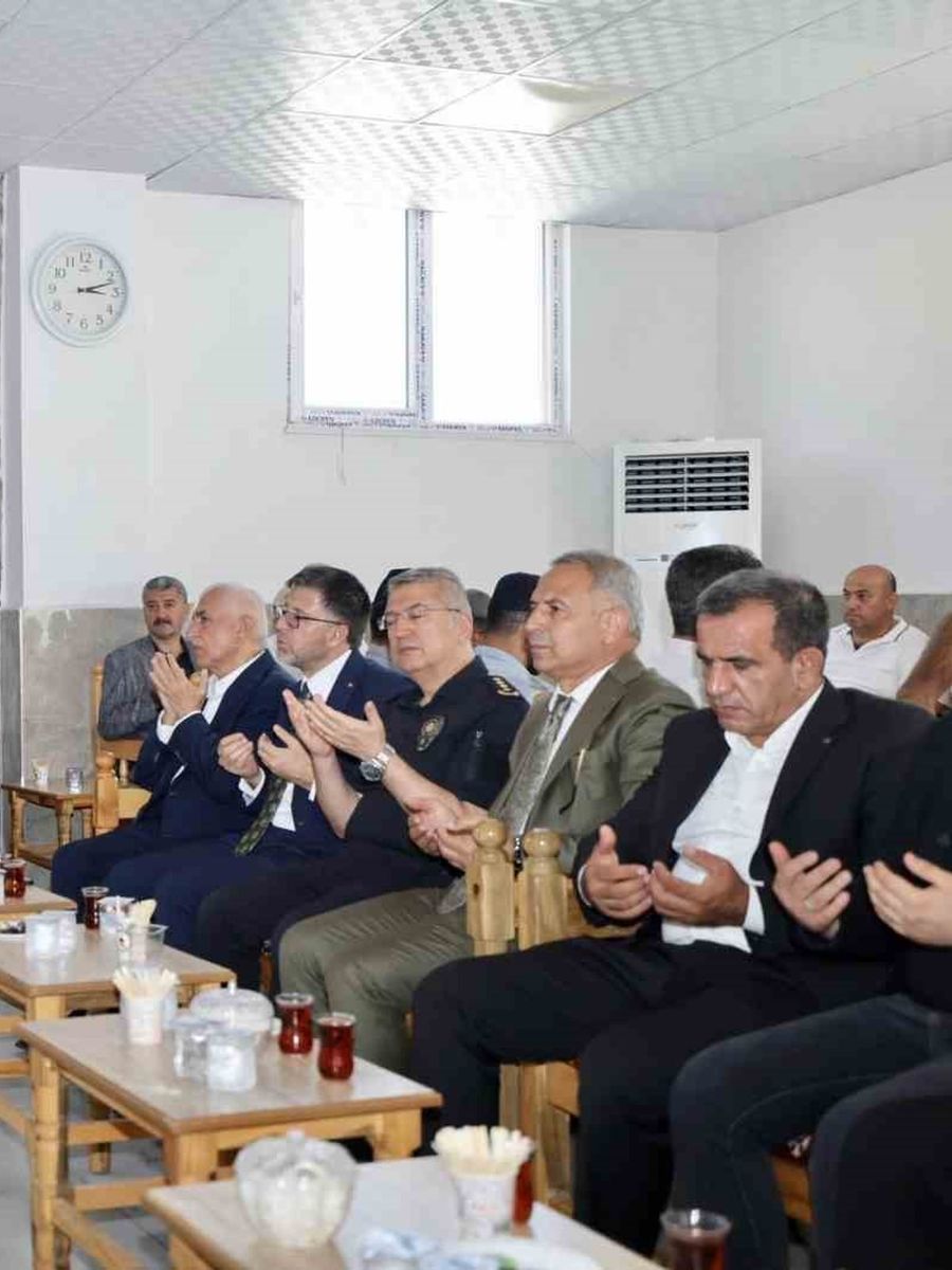 Vali Kızılkaya, kazada hayatını kaybeden iki kuzenin taziyesine katıldı