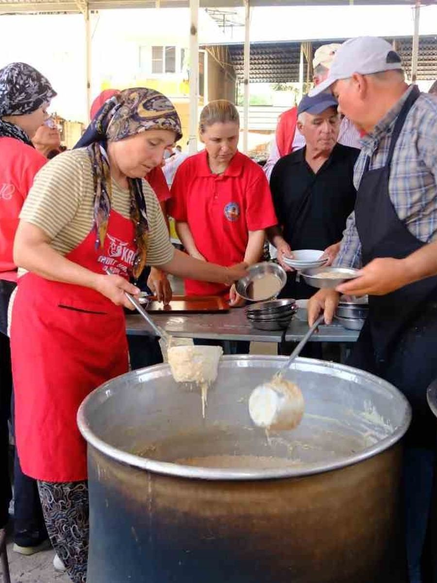 Horsunlu’da kurtuluş gününe özel 15 kazan keşkek dağıtıldı