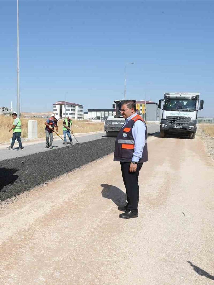 Kendi asfaltını üretip kendi yolunu yapıyor
