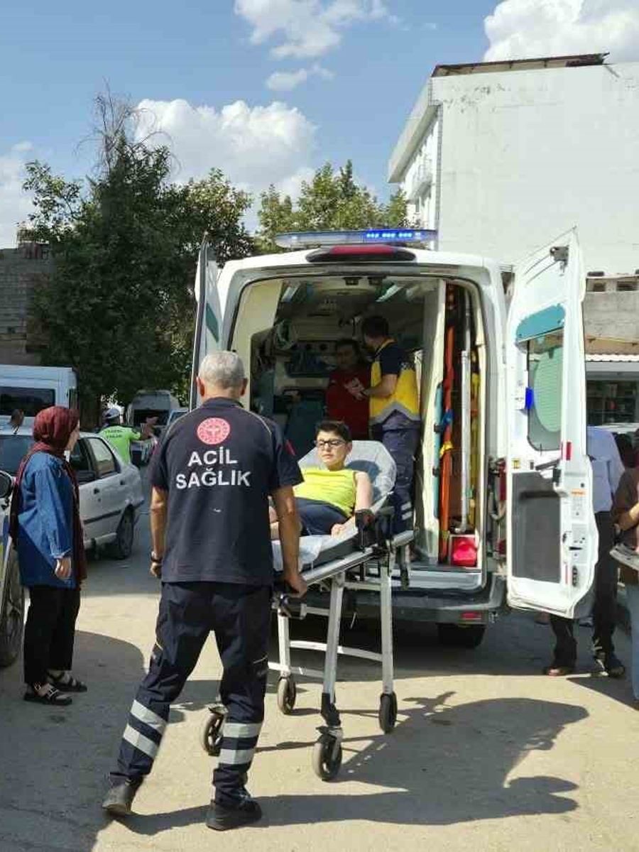 ADIYAMAN’DA OTOMOBİLİN ÇARPTIĞI 10 YAŞINDAKİ ÇOCUK YARALANDI.