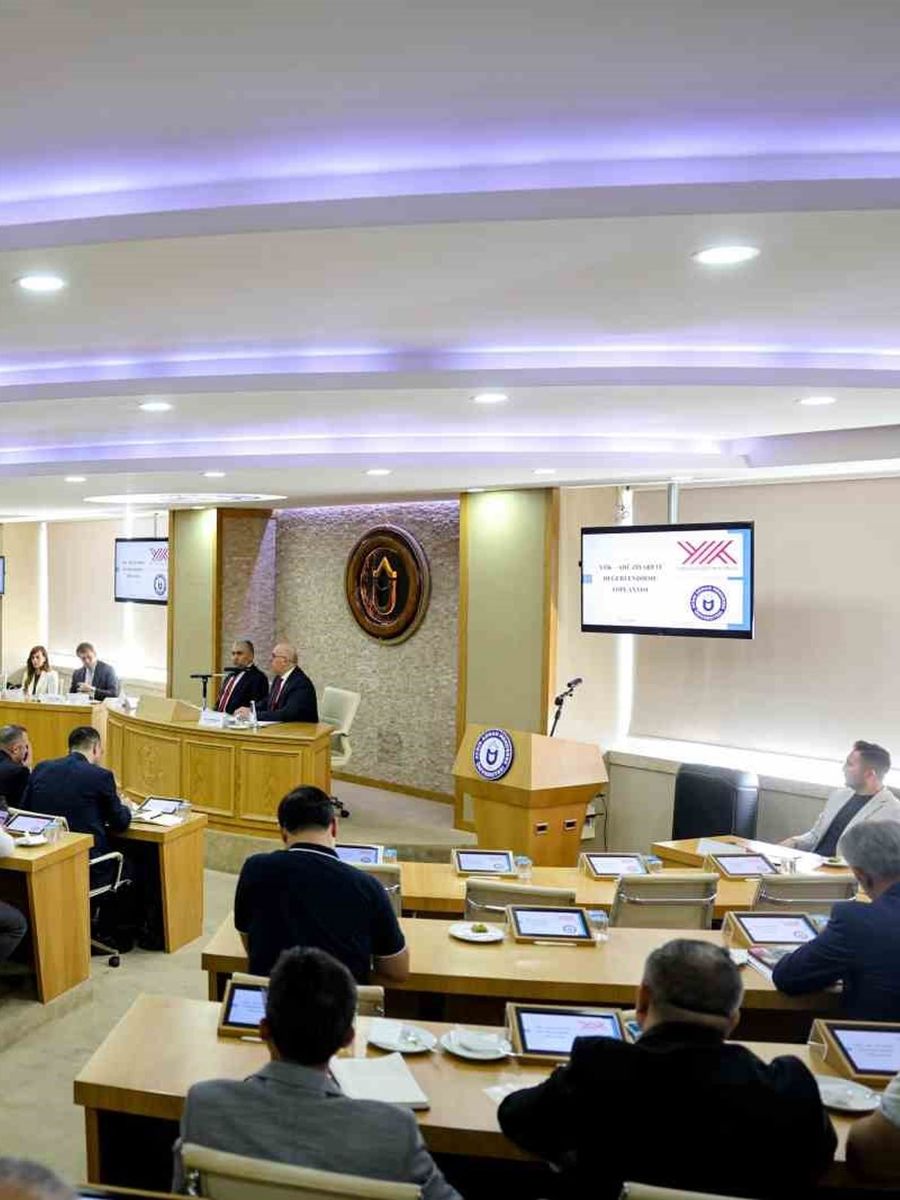 AYDIN ADNAN MENDERES ÜNİVERSİTESİ (ADÜ) EV SAHİPLİĞİNDE, YÜKSEKÖĞRETİM KURULU (YÖK) İLE ADÜ ARASINDA MESLEKİ VE TEKNİK YÜKSEKÖĞRETİMİN DÖNÜŞÜMÜ, UYGULAMA TEMELLİ EĞİTİM VE ORGANİZE SANAYİ BÖLGELERİ (OSB) İLE ÜNİVERSİTE-SANAYİ İŞ BİRLİĞİNİN GELİŞTİRİLMESİNE YÖNELİK DEĞERLENDİRME TOPLANTISI GERÇEKLEŞT