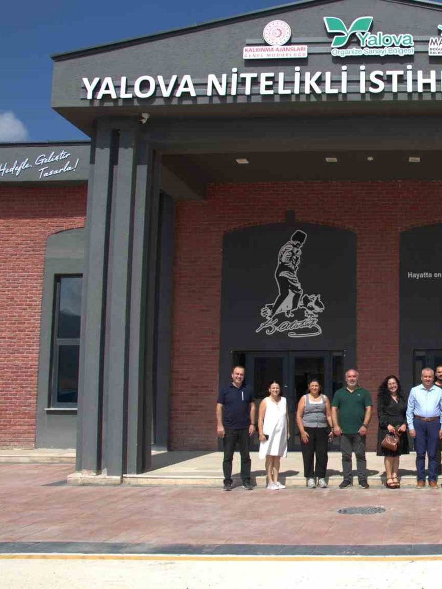 YALOVA MAKİNE İHTİSAS OSB, BÖLGE SANAYİSİNİN İHTİYAÇ DUYDUĞU NİTELİKLİ İŞ GÜCÜNÜN YETİŞTİRİLMESİNE YÖNELİK ÇALIŞMALARINI SÜRDÜRÜYOR. OSB BÜNYESİNDE FAALİYET GÖSTEREN NİTELİKLİ İSTİHDAM MERKEZİ, MODERN ALTYAPISI VE UYGULAMALI EĞİTİMLERİYLE YALOVA’DAKİ İŞ GÜCÜNÜN MESLEKİ BECERİLERİNİ GELİŞTİRİRKEN, BÖ